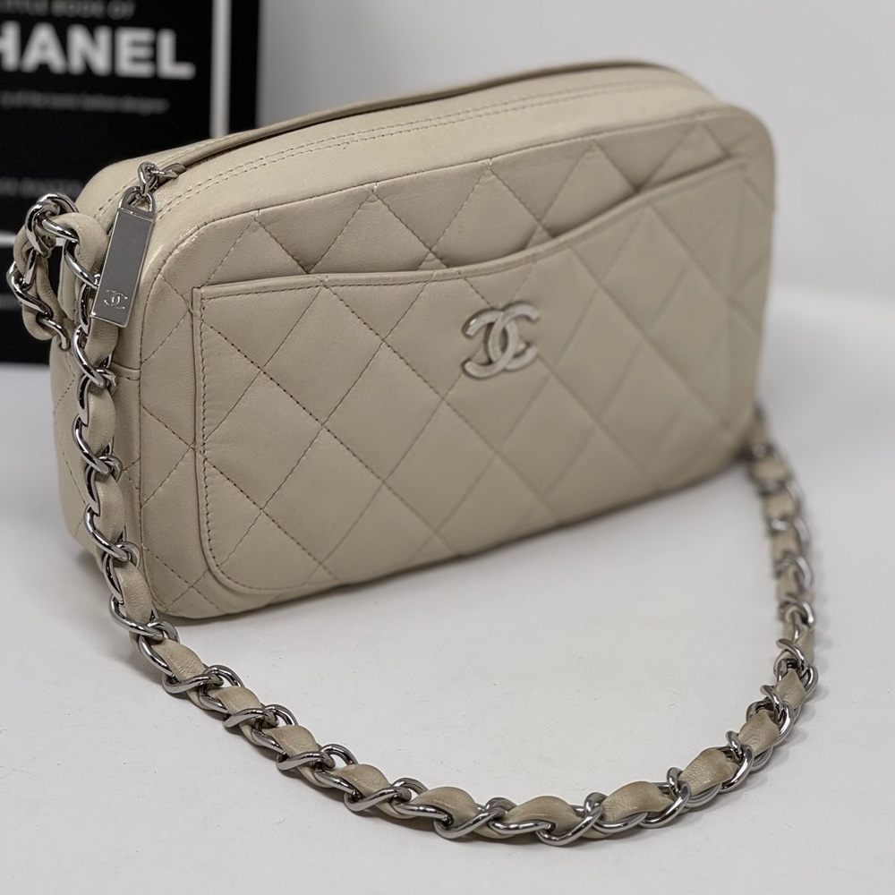 💎Authentic💎Chanel Quilted Leather Camera case with Matelasse chain - Picture 5 of 13